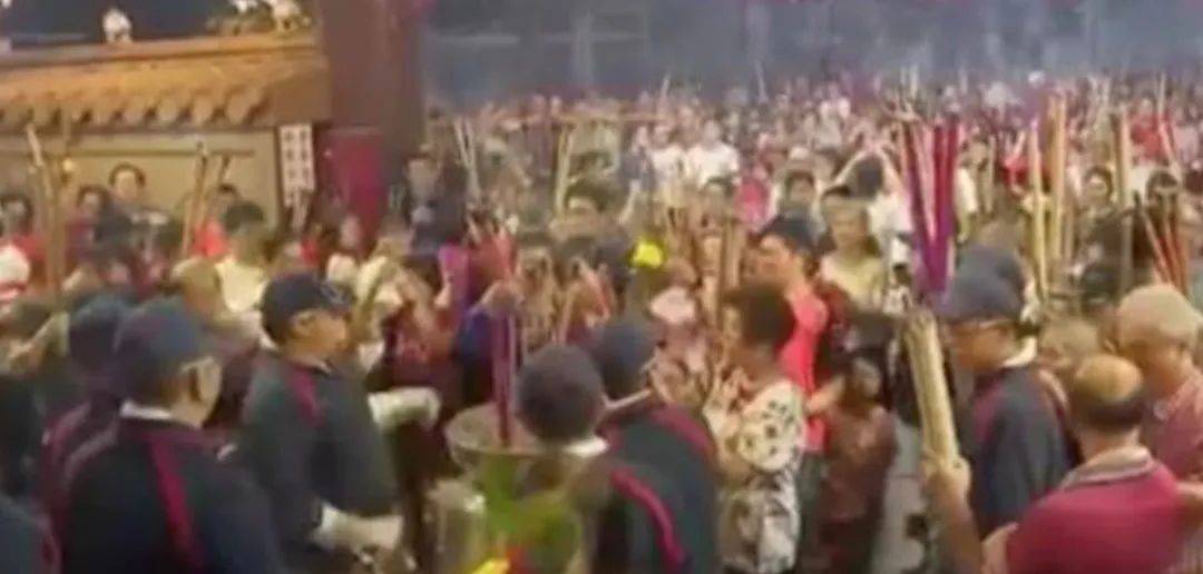 新加坡總理李顯龍魔性拜年視頻火了！各部長花式拜年，竟有財神爺上門討債