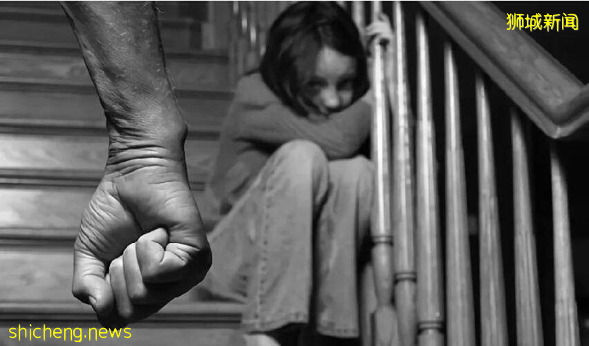 新加坡男家长大庭广众下掌掴女儿，路人阻止仍叫嚣：这是我女儿