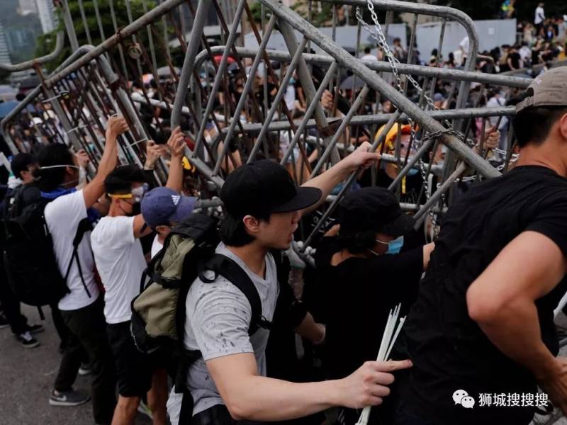 自断一臂和千手观音！香港和新加坡的龟兔赛跑