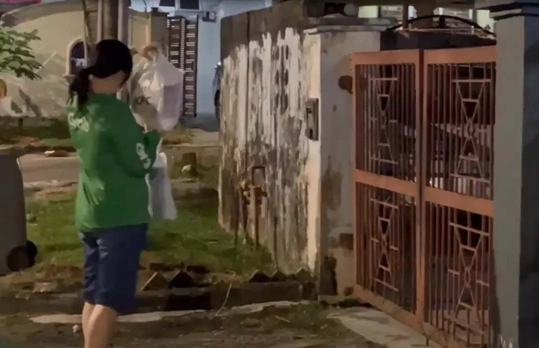 与孩子600多天没见面 少妇越堤返马扮送餐员送惊喜