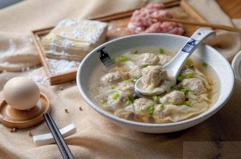 這裏居然有一家藏在鬧市裏的中餐小館!下雨天,要不要來碗馄饨