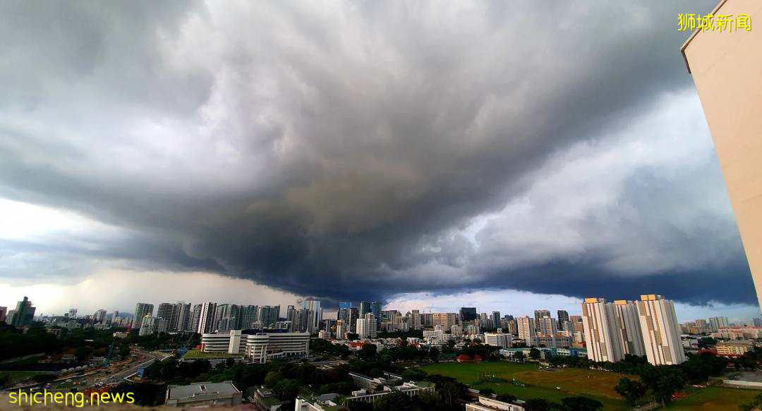刷屏！黑雲壓城、電閃雷鳴...大雨前的新加坡超有“大片感”