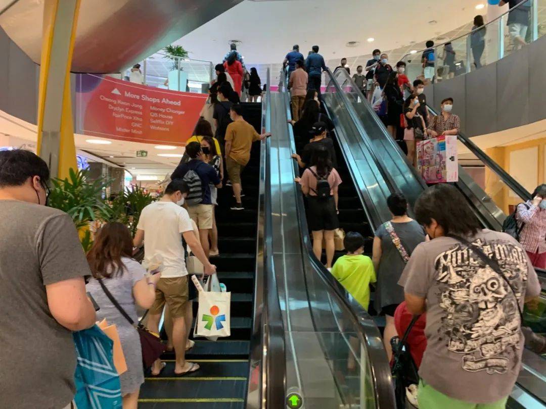 擠！爆！了！2020在家待了一整年，年底了，全新加坡的人都上街排隊