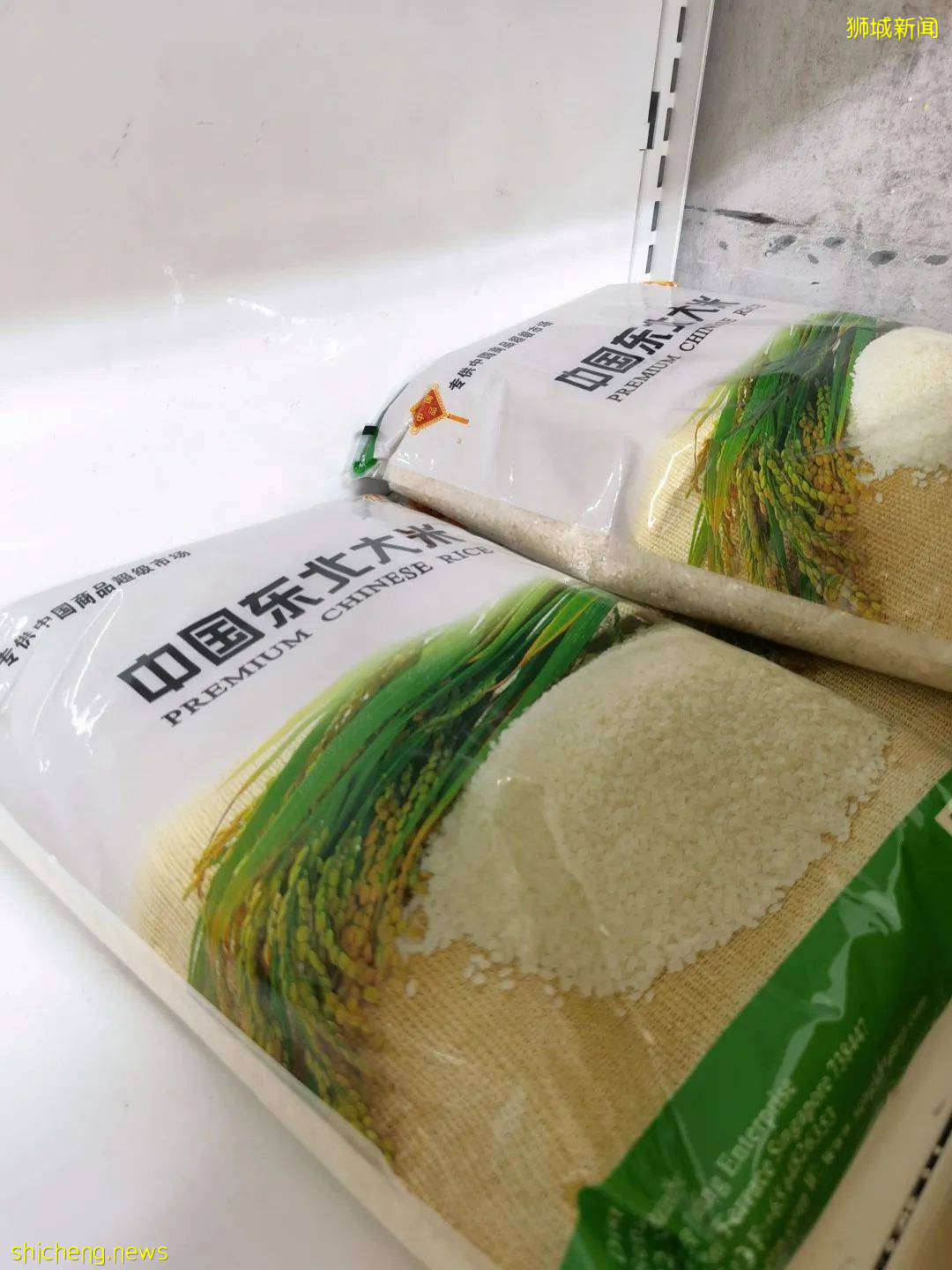 新加坡再次解封後，這家中國超市火了！80多種海鮮$2起！小龍蝦辣條包點東北大米扛回家