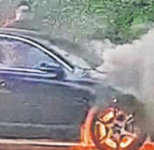 新加坡又發生事故！一輛汽車突然自燃，車主竟然