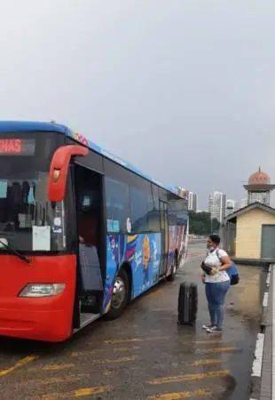 柔佛长堤免费巴士服务开跑,往返马来西亚新山关卡和新加坡边境