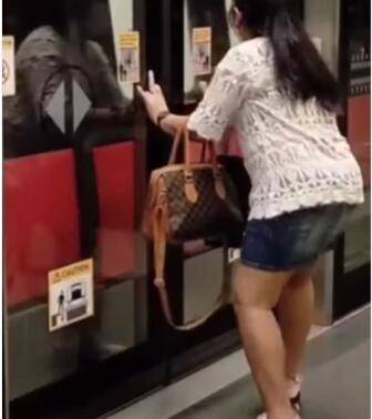 新加坡妹纸“螃蟹步”追地铁摔了屁股蹲,网友:不这样和2020年说再见