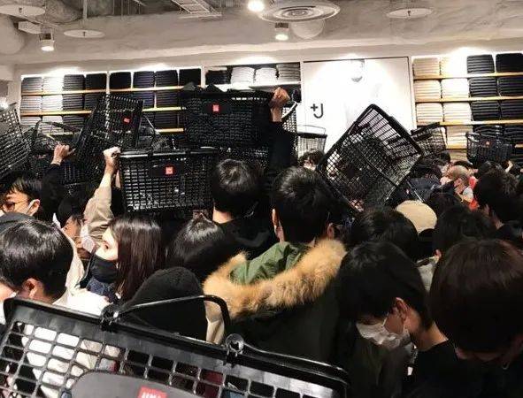 优衣库Jil Sander联名秋冬款今日开卖!没有秋冬的新加坡竟也引发长龙