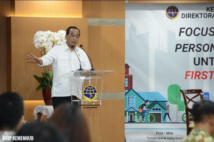 印尼交通部长确诊患新冠肺炎,当地医疗人员穿雨衣防护治病