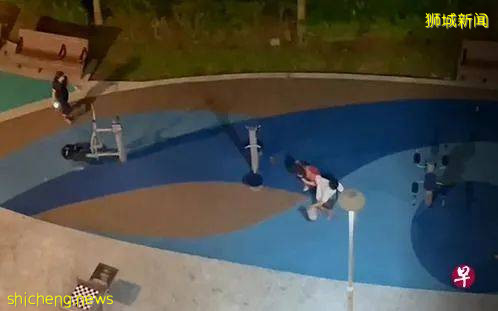 众目睽睽之下他竟然打老婆，众人实在看不下去