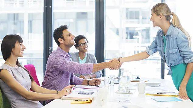 腾讯平均月薪7.6万上热搜!新加坡正在招聘,扒一扒2020年各行业的工资