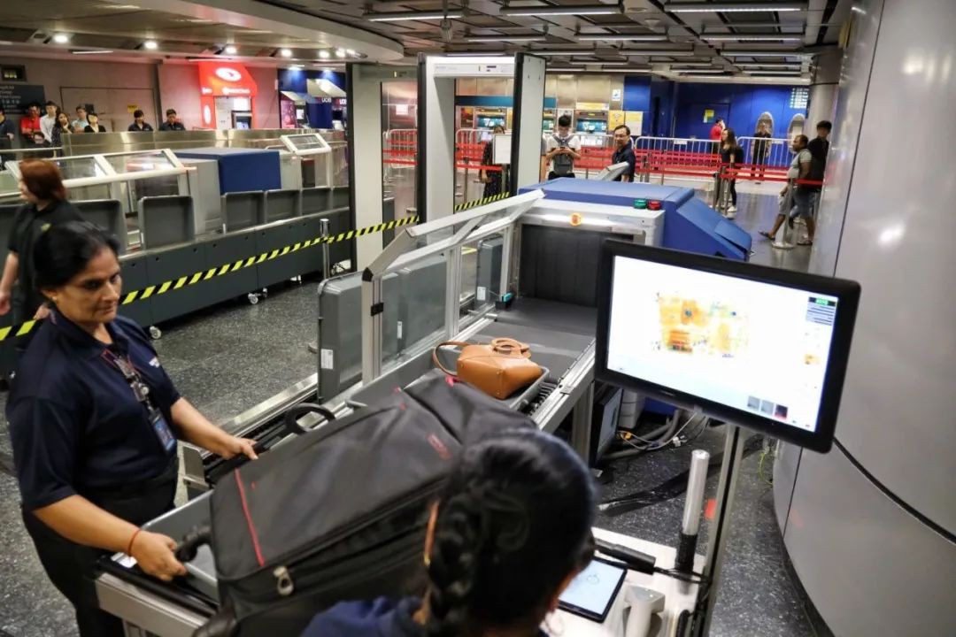 新加坡女明星省钱坐地铁,因不满服务质量破口大骂遭高额罚款