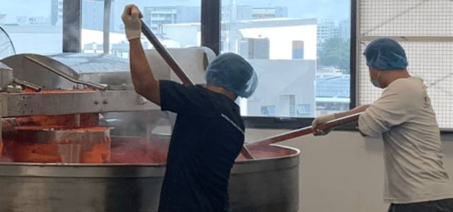 參觀糖果工廠和新加坡郵政配送中心,了解關于他們的故事