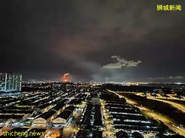 新加坡夜空现神秘火光 是大火？还是炼油厂
