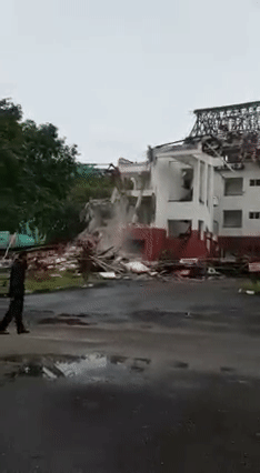 實拍！房屋被毀、老婦被強硬拖走，巴淡島住戶向新加坡求助