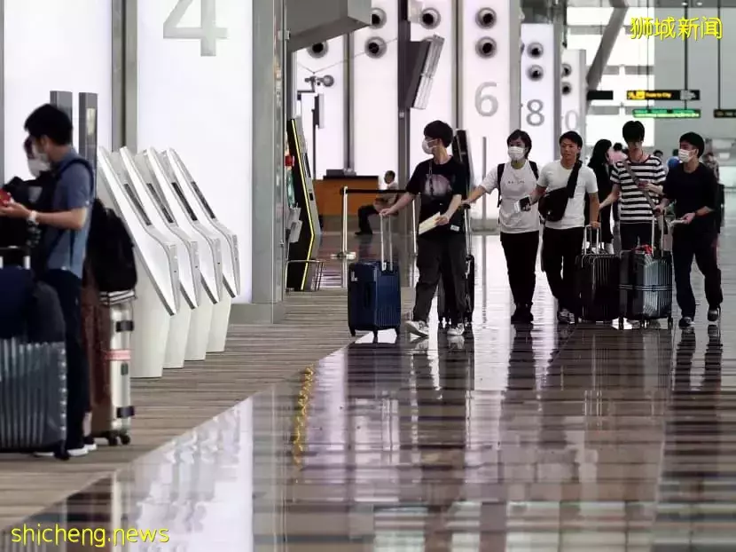 100万人护照过期！机票大涨，实拍他们为出国疯狂排队！从中国入境，这种情况会被拒