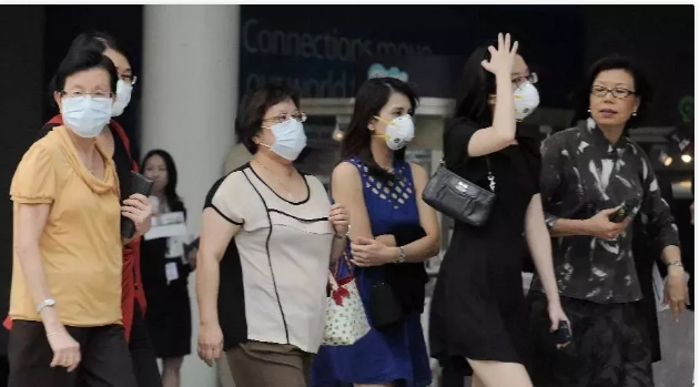 新加坡部长看望隔离的中国学生，被网友喷：不戴口罩