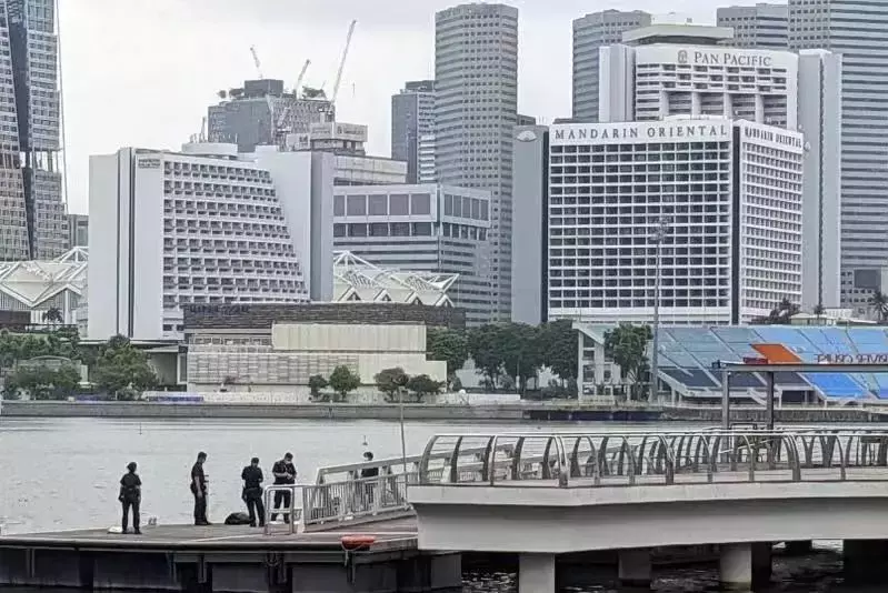 聖誕節，新加坡濱海灣水上驚現一具浮屍