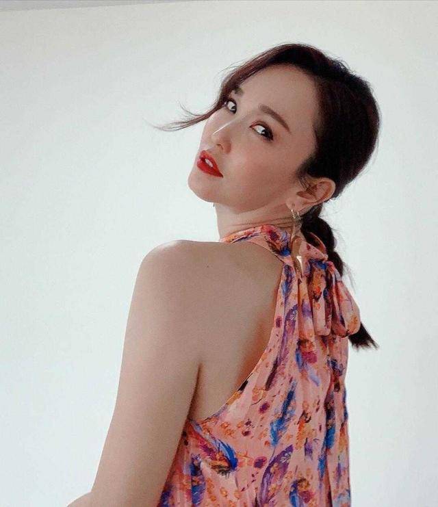 新加坡第一美女范文芳太美,打扮得像粉红佳人,49岁仍是万人迷