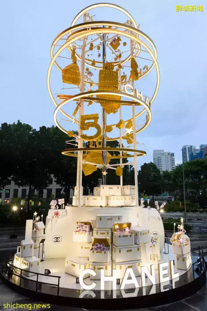 乌节路巨型香奈儿圣诞树!超美超梦幻,打卡拍照还可以领取Chanel徽章哦
