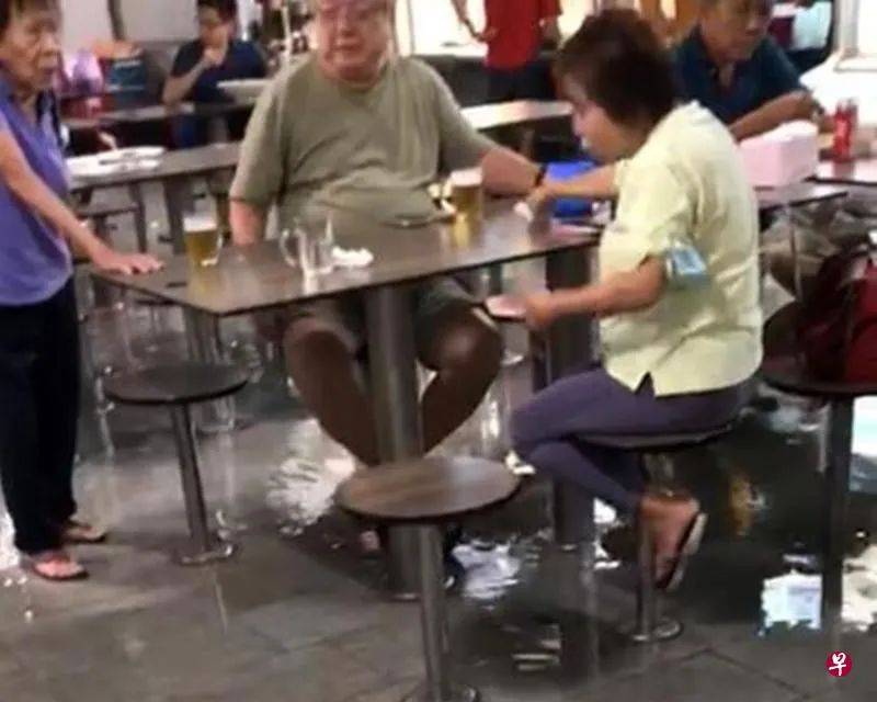 太难了！小贩中心淹水 食客怎么吃饭