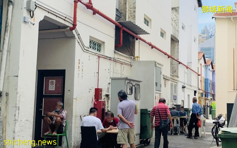 牛车水大厦广场下棋年长者转战后巷对弈