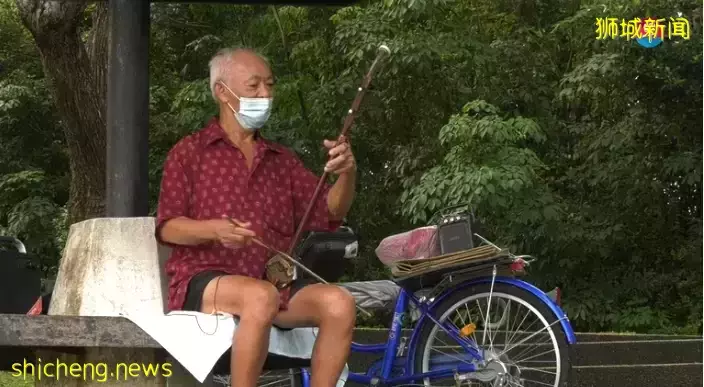 风雨不改演奏二胡 他是麦里芝最独特声音