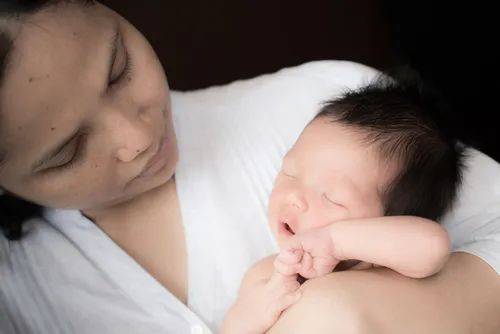 “我剛回中國幾個月，他在新加坡居然和女傭生了個孩子” 女傭這樣合法嗎