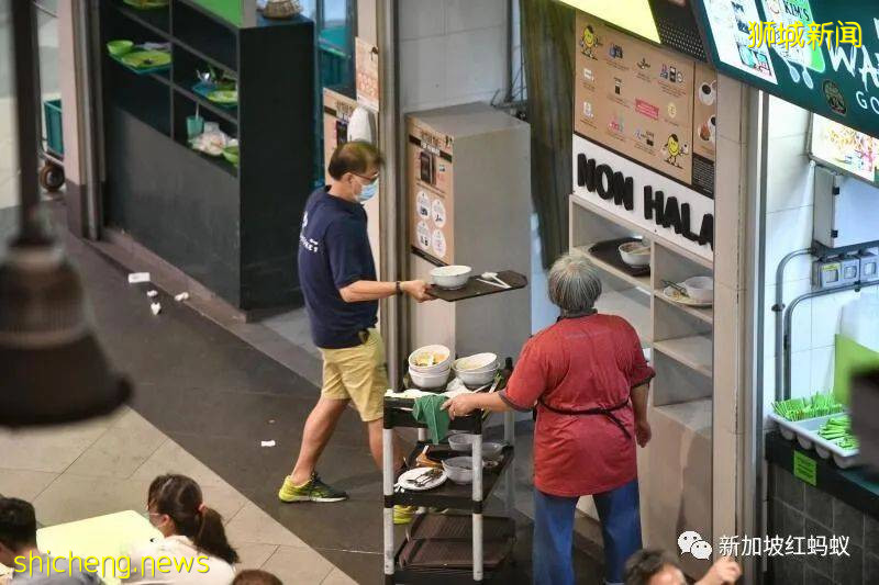 新加坡規定食客自行歸還托盤後，爲何小販與清潔承包商爭執不休