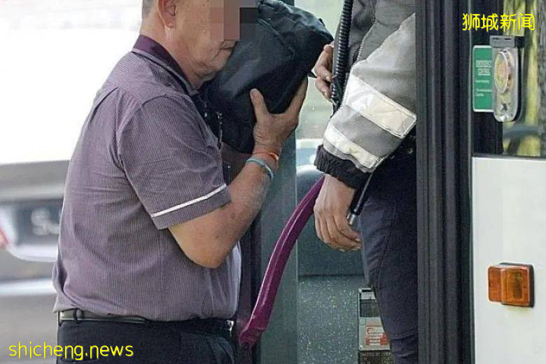 突发!新加坡一巴士从高处摔下,90度翻车窗户全碎!14人被紧急送往医院