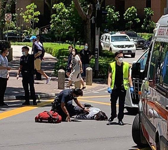 轎車司機遭警追 撞車再撞地鐵站 女警到場指揮交通 遭休旅車撞倒