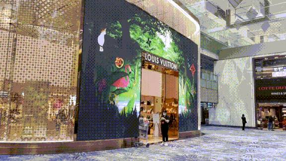 聽說很多人去了樟宜機場免稅區逛街？我們翹班去體驗了一把