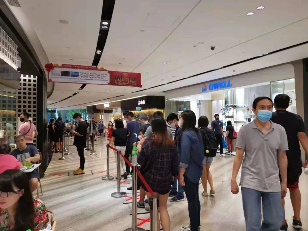 擠！爆！了！2020在家待了一整年，年底了，全新加坡的人都上街排隊