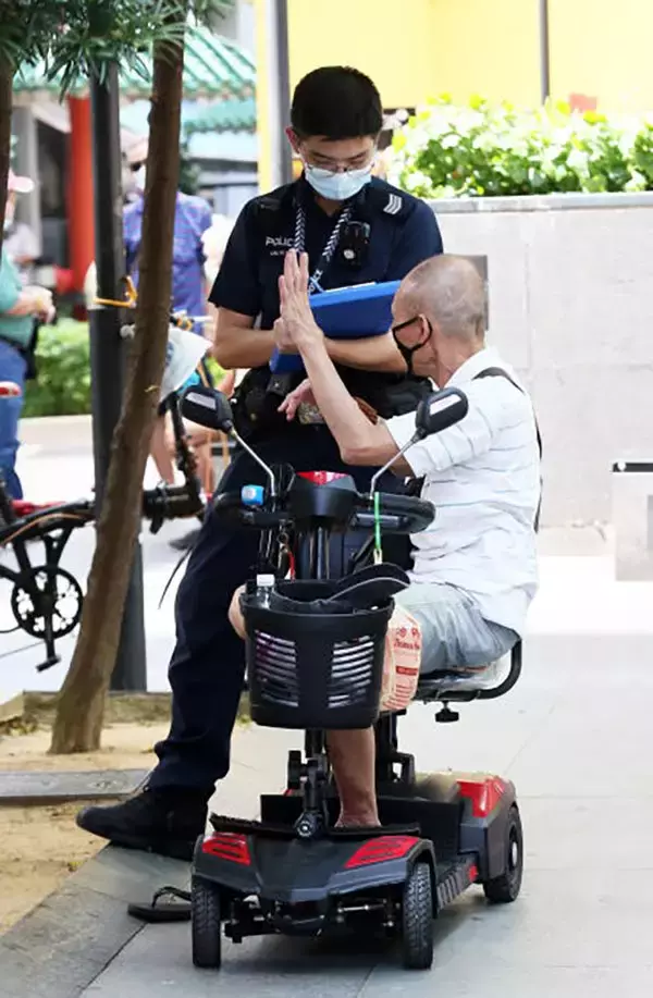 被阿嫂斥“動手動腳” 輪椅叔反嗆：那麽老，誰要碰