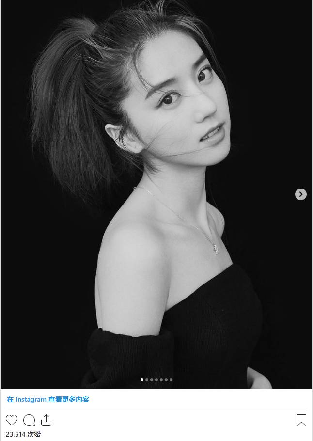 她被稱爲新加坡“蘋果女神”，畢業于北京電影學院，出演過《九州・海上牧雲記》