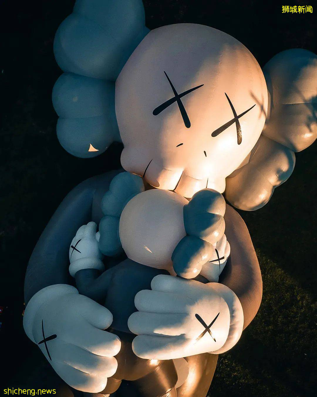 《KAWS: HOLIDAY》11月正式登陸新加坡！42米濱海灣浮動舞台巨型擁抱雕塑&獅城獨家收藏品，讓你大飽眼福