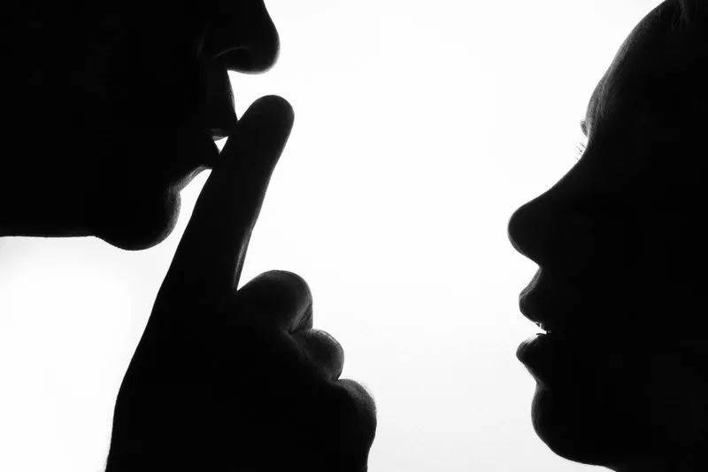 強吻女學生!上下其手!這個新加坡國大講師被解雇了