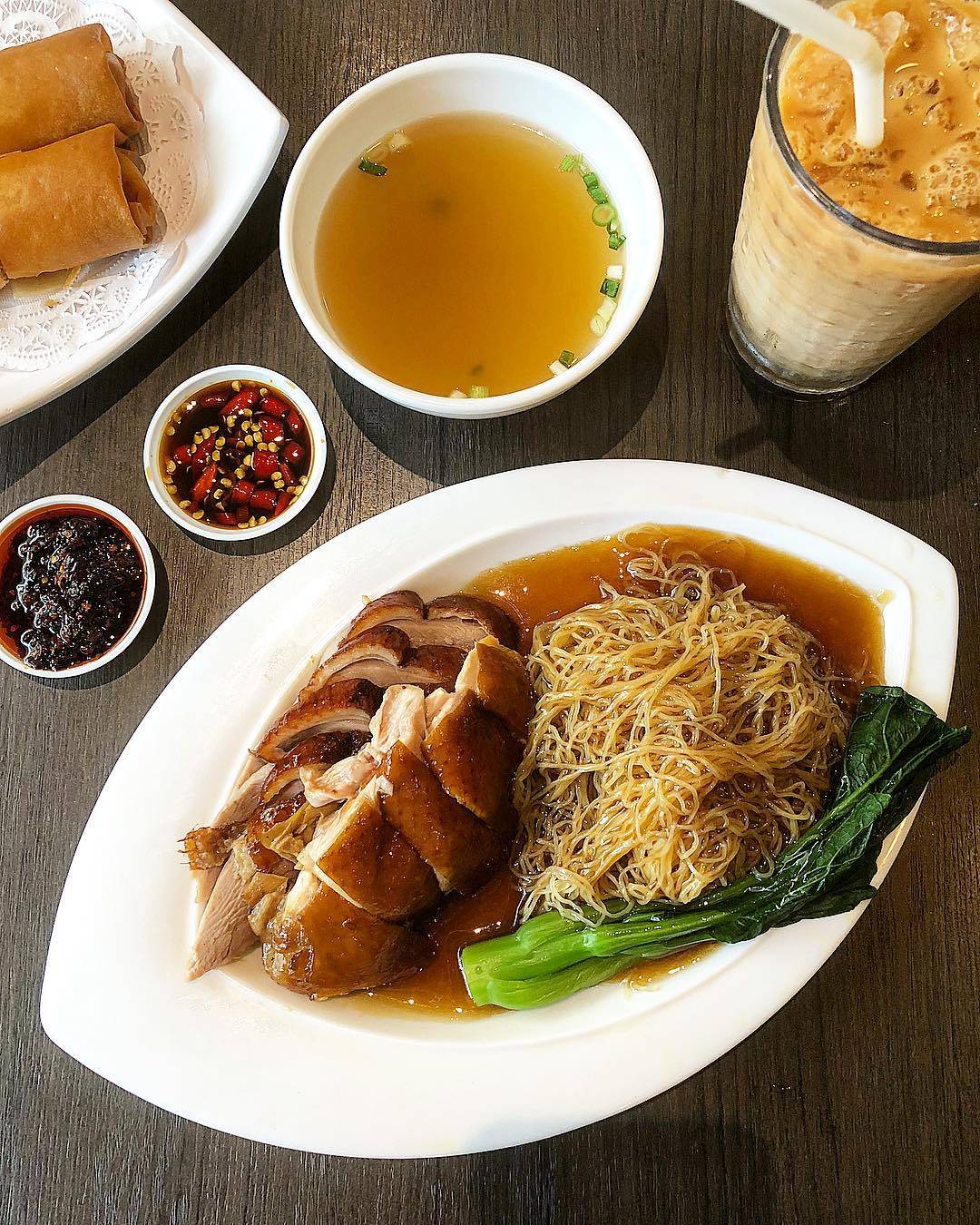 幸福的“港”覺😋 排長龍的“So Good茶餐廳”每日都有特價套餐！酥到掉渣的菠蘿油、奶油脆豬來啰🤤