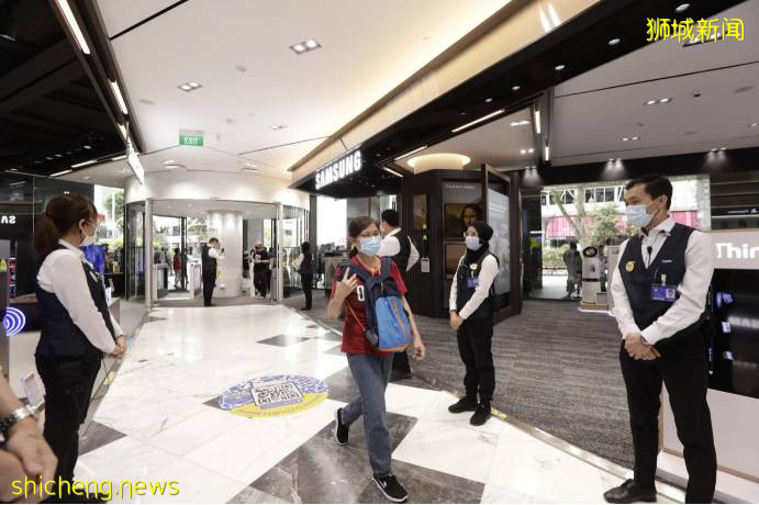 大排長龍！新加坡最大電器店今天開業，免費美甲、兒童工藝坊、烘焙活動