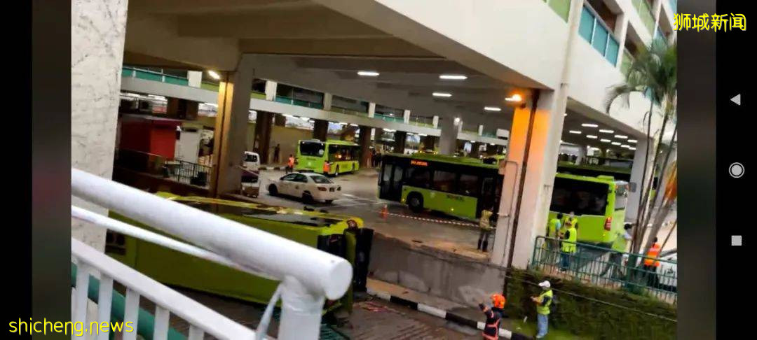 突发!新加坡一巴士从高处摔下,90度翻车窗户全碎!14人被紧急送往医院