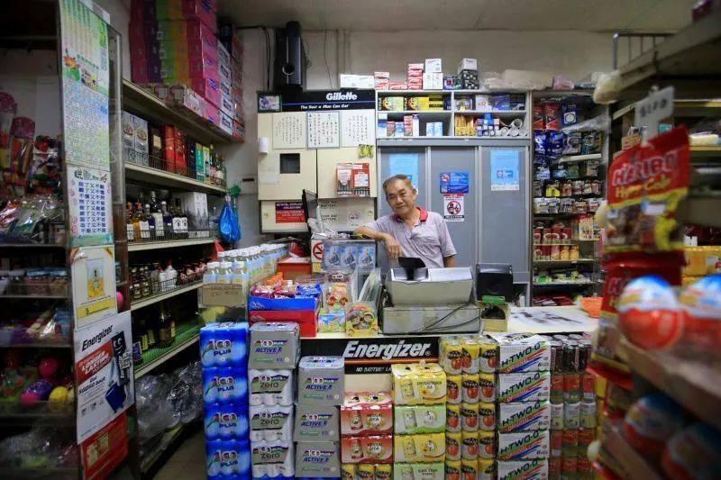 新加坡居然有設在有地私宅區、地下防空壕的老牌雜貨店,你見識過嗎