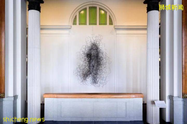 新加坡国家美术馆里这个焦黑躺平趴在地上的“躯体”,跟物理学和针灸穴位有啥关系