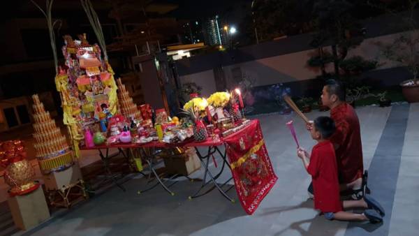 【柔佛人头条】人在狮城另类团聚 隔屏参与 线上拜天公 