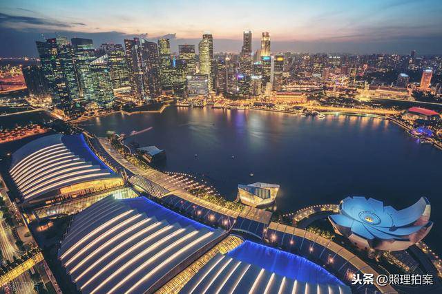 新加坡今天生的越多奖励越多,可谁知几十年前它却连控15年生育