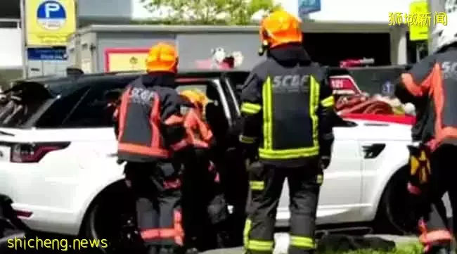 救命啊！男童反鎖車內 烈日下困半小時