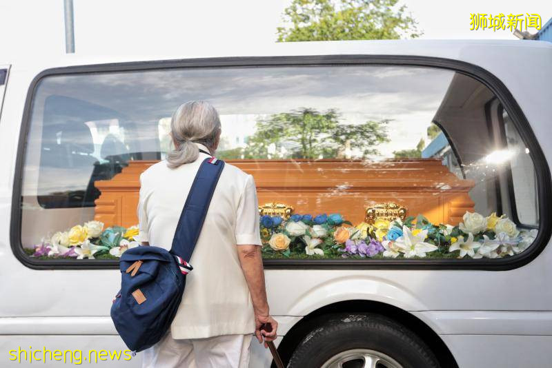 夫染疫心脏病逝 妻隔窗悲伤道别