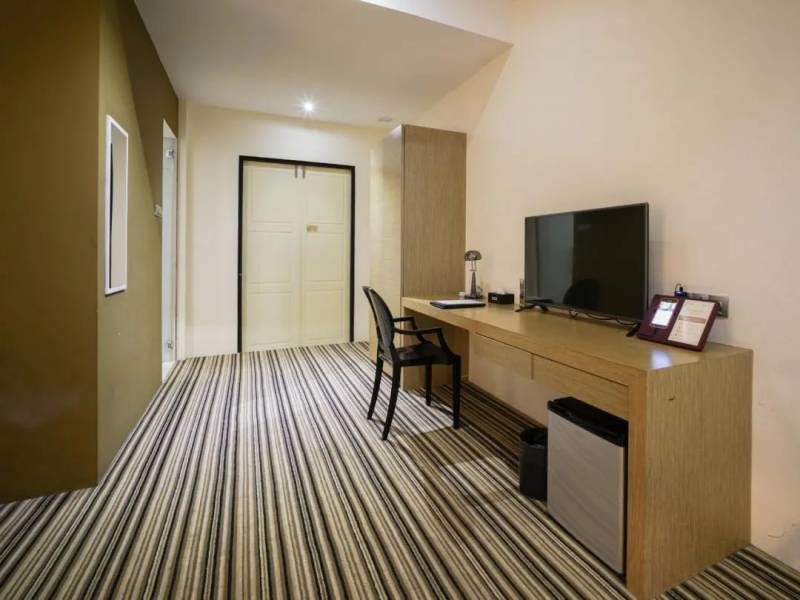 新加坡这家酒店大清仓!家具、灯饰、威士忌酒杯...都拿出来卖了