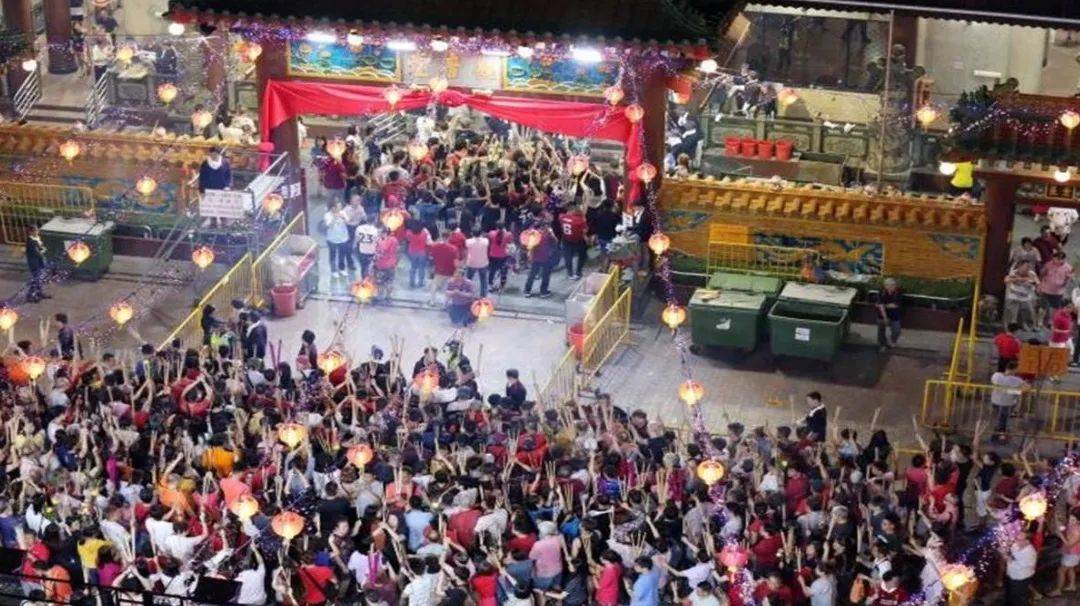 新加坡總理李顯龍魔性拜年視頻火了！各部長花式拜年，竟有財神爺上門討債