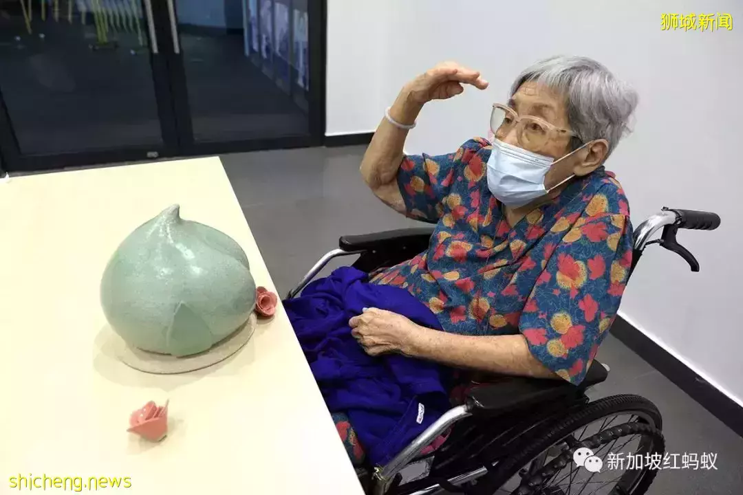 不忌諱討論身後事:新加坡老人爲自己設計個性化骨灰甕