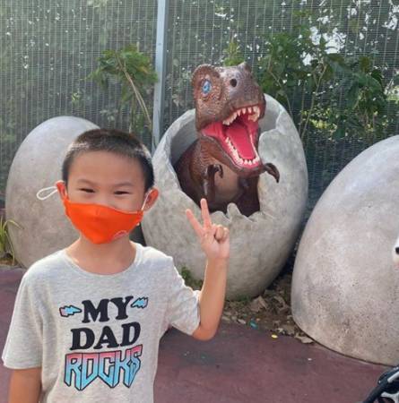 陳天文遊侏羅紀步道驚魂 愛兒險被高爾夫球擊中